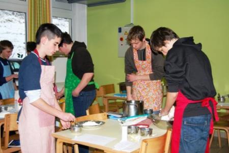 Maškare Kettejeve šole so na pustni torek oživele mestne ulice 08